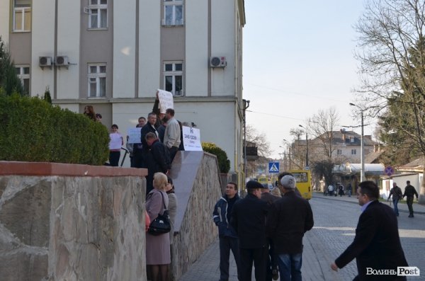 У Луцьку - пікет міськради. ФОТО