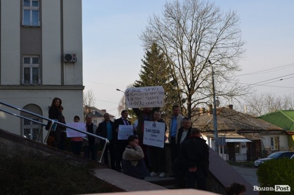 У Луцьку - пікет міськради. ФОТО