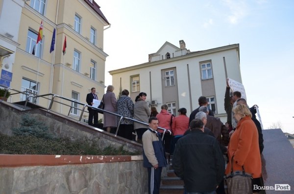 У Луцьку - пікет міськради. ФОТО