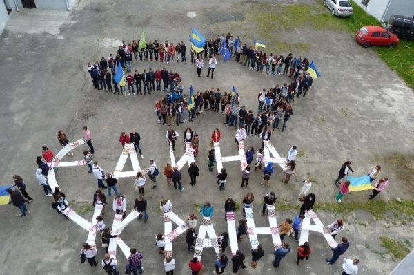 Патріотичний флешмоб луцьких студентів. ФОТО