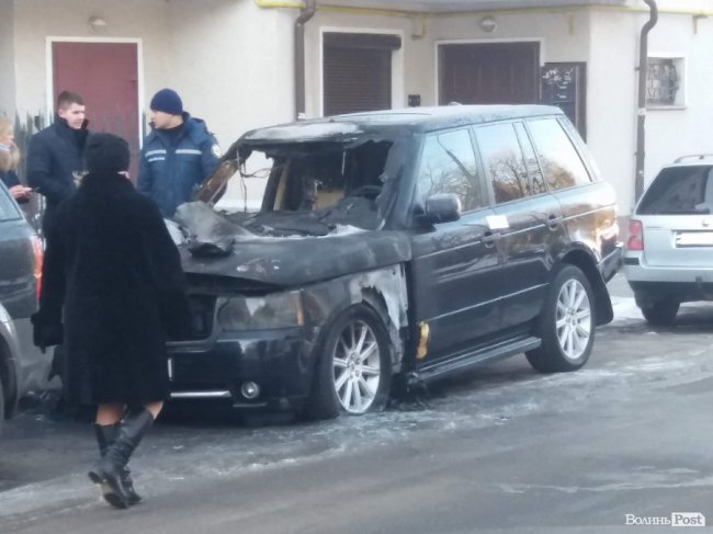 У Луцьку вночі згорів Range Rover. ФОТО