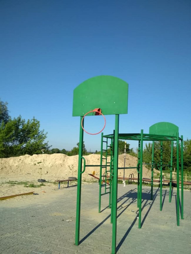 «Навчіть своїх дітей цінувати»: у Луцьку невідомі понівечили дитмайданчик