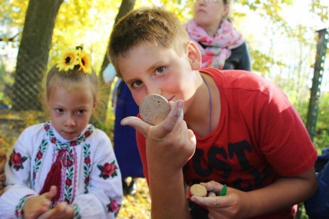 Із лицарями та подарунками: у Луцьку вперше влаштували фестиваль недільних шкіл. ФОТО