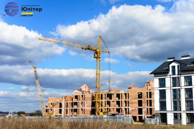 У житловому комплексі «Юпітер» мурують мансардний поверх. ФОТО*