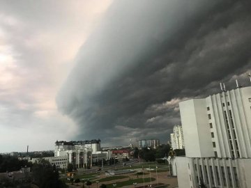 «Чорна хмара насуває»: лучани діляться фото передгрозового неба