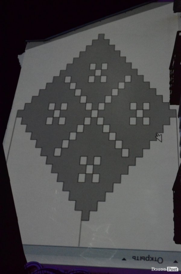 У центрі Луцька посеред ночі  створювали нове графіті. ФОТО