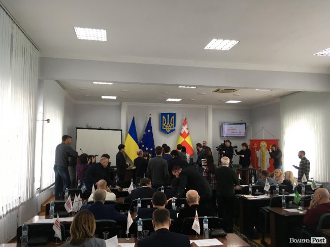 Депутати заблокували президію Луцькради через «дерибан»