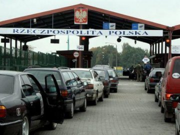 На кордоні з Польщею ретельніше перевірятимуть подорожуючих