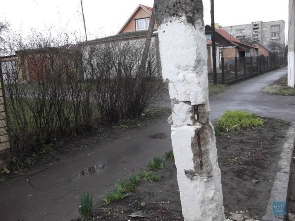 У Нововолинську вночі збили електричну опору. ФОТО