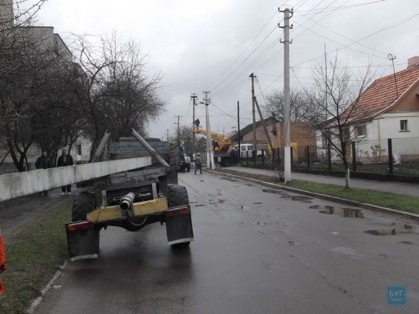 У Нововолинську вночі збили електричну опору. ФОТО
