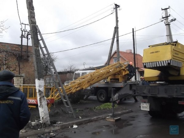 У Нововолинську вночі збили електричну опору. ФОТО