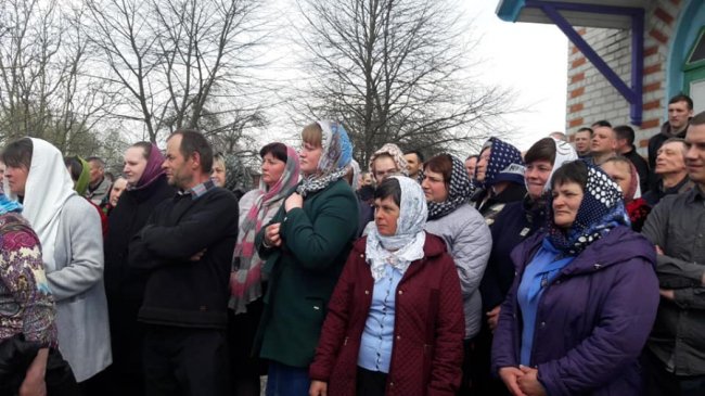 На Волині прихильники Московського патріархату заблокували вхід до храму, який перейшов до ПЦУ. ФОТО