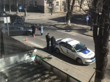 У центрі Луцька не розминулися дві автівки. ФОТО