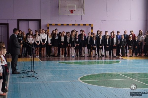 У Луцьку школярі висадили «Алею випускників». ФОТО