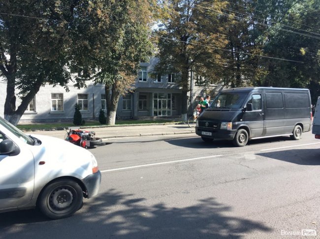 На Київському майдані у Луцьку зіткнулися бус і мотоцикліст. ФОТО