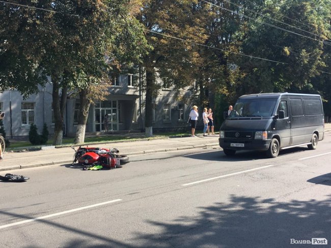 На Київському майдані у Луцьку зіткнулися бус і мотоцикліст. ФОТО