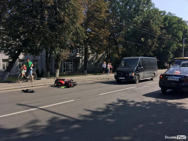 На Київському майдані у Луцьку зіткнулися бус і мотоцикліст. ФОТО