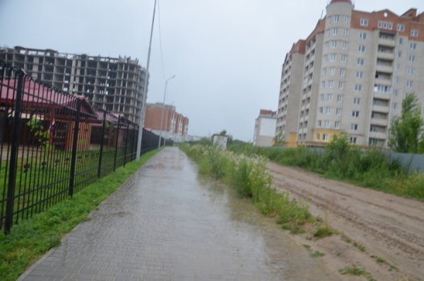 Біля луцького дитсадка розмило дорогу − авто їздять «по головах» дітей. ФОТО