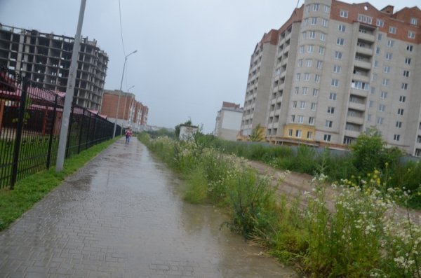 Біля луцького дитсадка розмило дорогу − авто їздять «по головах» дітей. ФОТО