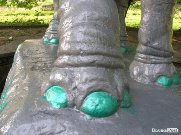 Луцький слоник змінив «шкіру». ФОТО