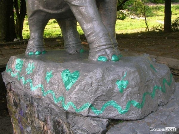 Луцький слоник змінив «шкіру». ФОТО