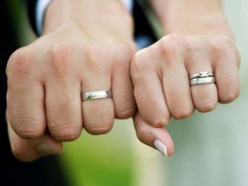 Луцькі муніципали зворушливо привітали колегу з одруженням. ФОТО