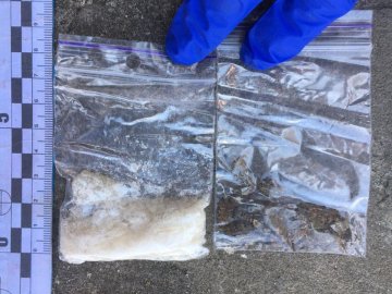 У Луцьку посеред вулиці затримали молодика з наркотиками, коли він повертався з посилкою