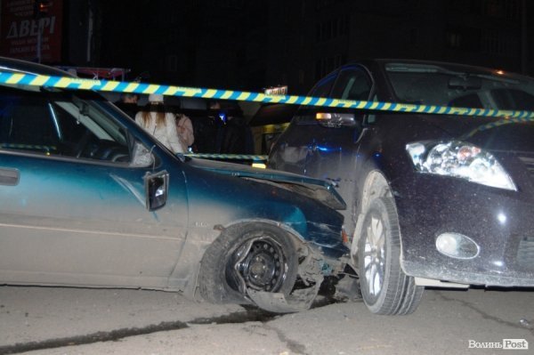 Ніж до горла: у Луцьку чоловік зі зброєю викрав таксі і влаштував аварію. ФОТО