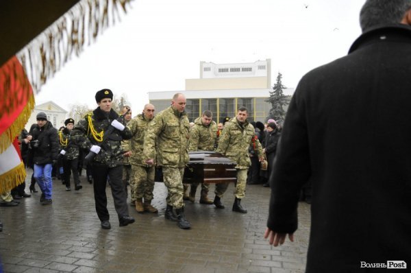 Фото прощання з міським головою Луцька Миколою Романюком