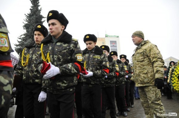 Фото прощання з міським головою Луцька Миколою Романюком