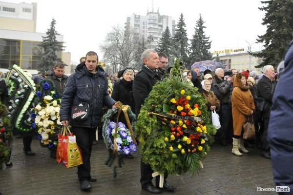 Фото прощання з міським головою Луцька Миколою Романюком