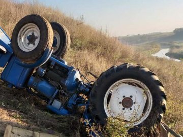 На Рівненщині важкотравмований водій ніч пролежав в понівеченому тракторі. ФОТО