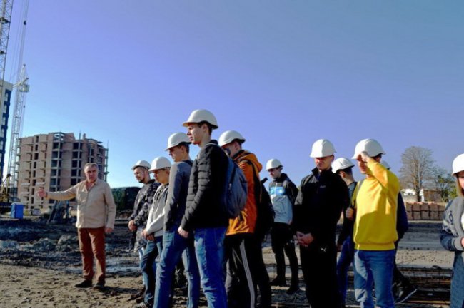На ЖК «Супернова» в Луцьку студентам влаштували екскурсію*
