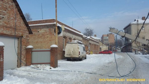 Вантажівка збила електроопору в Луцьку: водій утік