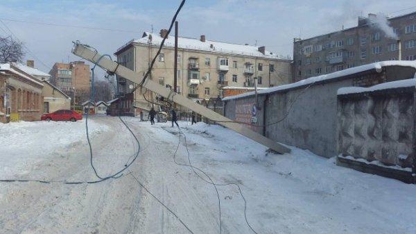 Вантажівка збила електроопору в Луцьку: водій утік