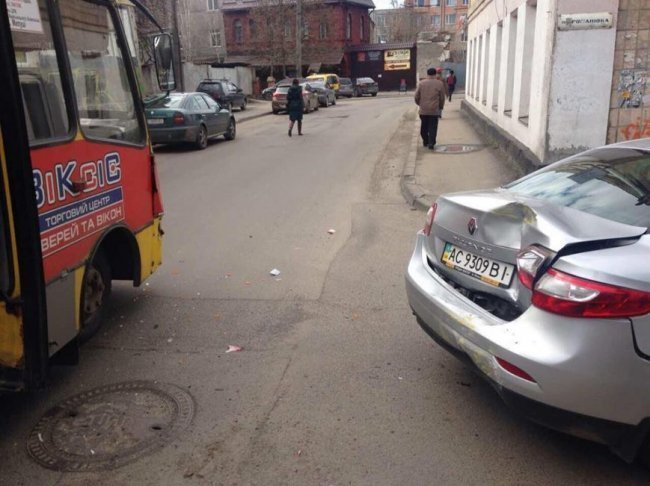 У Луцьку – аварія за участю маршрутки і двох легковиків