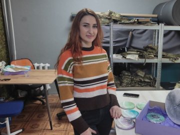 Кравчиня з Маріуполя шиє військове спорядження в Луцьку. ВІДЕО