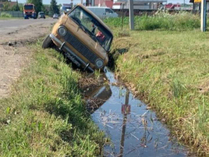 На Волині водій авто з'їхав у рів