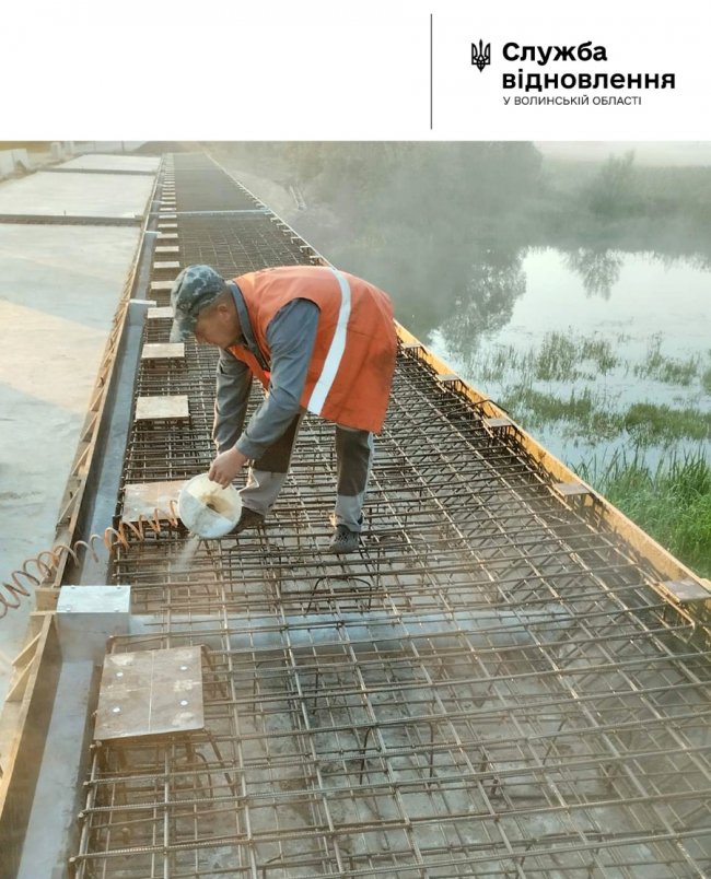 Показали, як на Волині ремонтують 54-метровий міст через річку Вижівка. ФОТО
