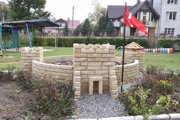 У Луцьку в дитсадку №26 звели міні-замок. ФОТО