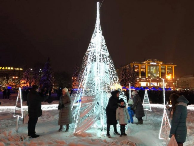 В центрі Луцька встановили оригінальну святкову ілюмінацію. ФОТО