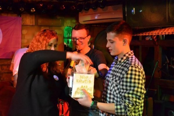 У Луцьку на концерті збирали гроші для дівчини, яка постраждала у роуп-джампінгу. ФОТО