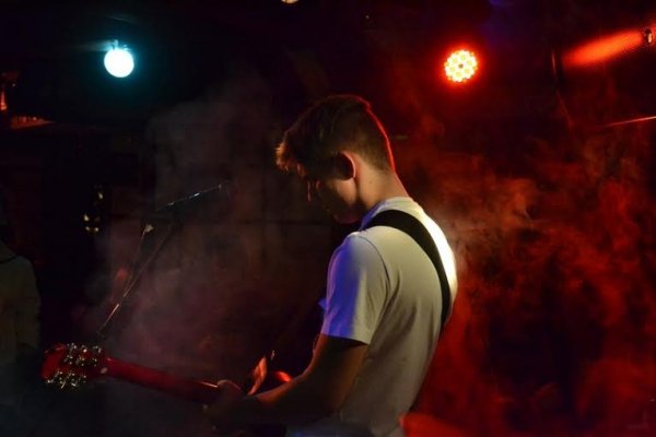 У Луцьку на концерті збирали гроші для дівчини, яка постраждала у роуп-джампінгу. ФОТО