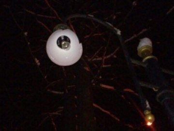 У місті на Волині вандали побили понад десяток ліхтарів