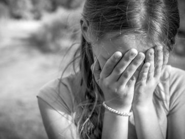 На Сумщині батько розбещував 7-річну доньку