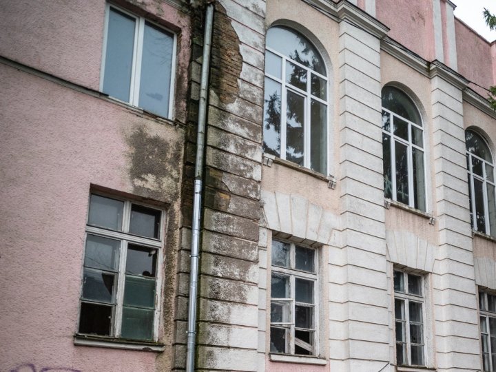 У Будинку офіцерів у Луцьку вітер повибивав шибки