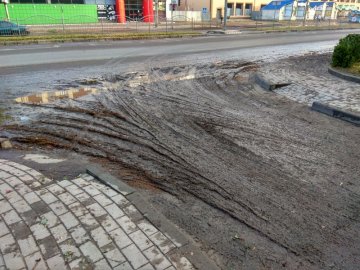 У Луцьку просять прибрати залишене після зливи болото з проспекту Соборності