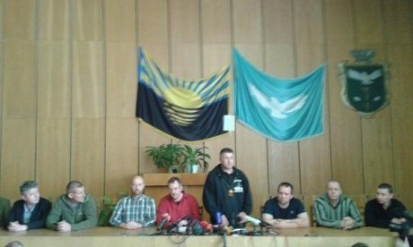 Захоплених військових інспекторів у Слов'янську показали пресі. ФОТО