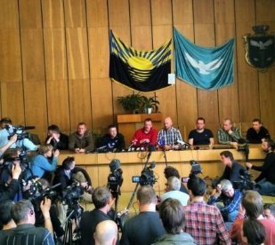 Захоплених військових інспекторів у Слов'янську показали пресі. ФОТО