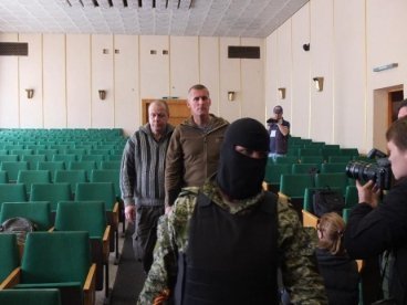 Захоплених військових інспекторів у Слов'янську показали пресі. ФОТО